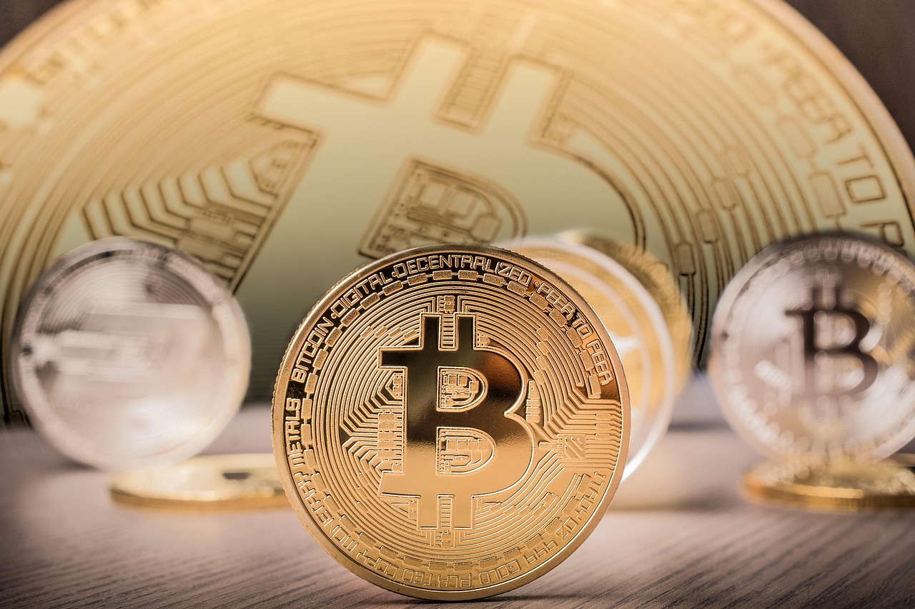 鲍威尔粉碎降息希望、美股遭遇猛烈抛售！比特币一度逼近8.3万美元
